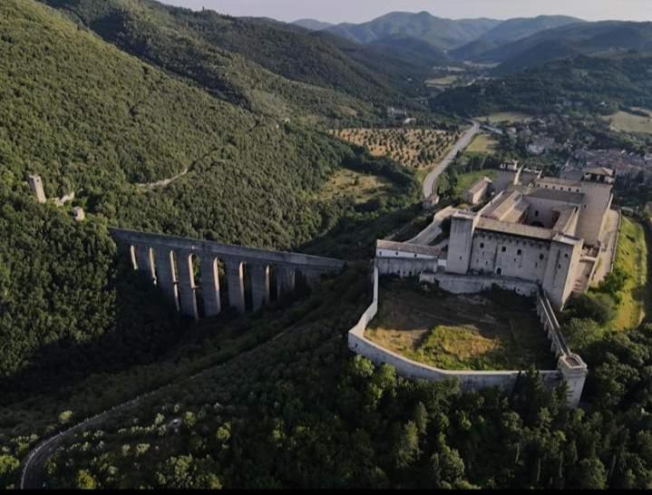 شقة Sotto I Tetti Del Borgo سبوليتو المظهر الخارجي الصورة