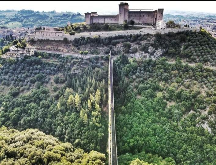 شقة Sotto I Tetti Del Borgo سبوليتو المظهر الخارجي الصورة